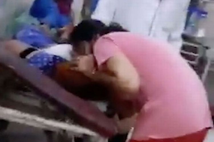 Potongan video memperlihatkan seorang anak memberikan pernapasan mulut kepada ibunya yang terinfeksi Covid-19 di India. Si ibu sayangnya dinyatakan meninggal begitu tim dokter datang dan memeriksanya.