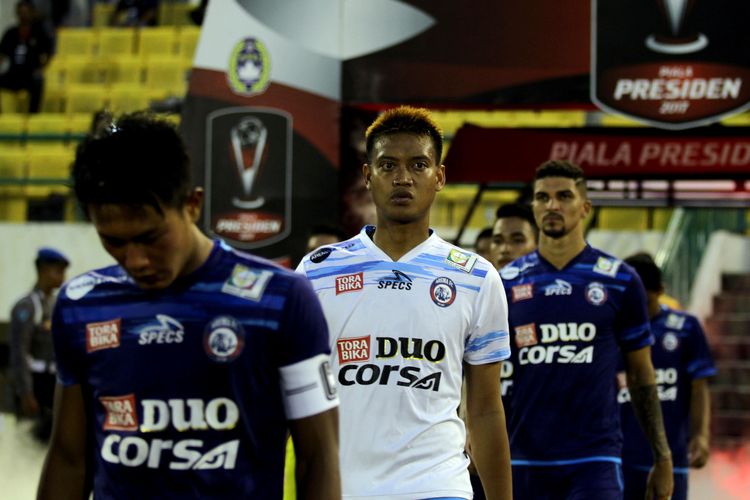 Penjaga gawang Arema, Kurnia Meiga saat babak 8 besar Piala Presiden 2017 melawan Sriwijaya FC yang berakhir dengan skor 1-0 di Stadion Manahan Solo, Minggu (26/02/2017) malam. 