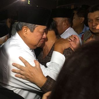 Presiden ke-6 RI Susilo Bambang Yudhoyono menangis saat mengiringi jenazah Ibu Ani Yudhoyono setibanya di Lanud Halim Perdanakusuma, Jakarta, Sabtu (1/6/2019).