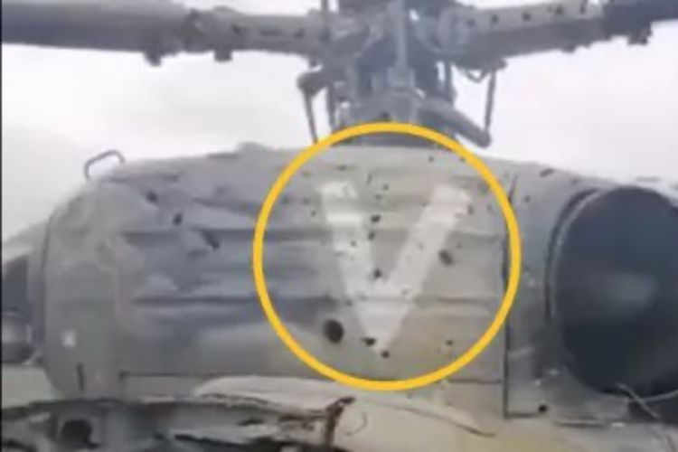 Helikopter Ka-52 Rusia yang ditembak jatuh Ukraina menggunakan marka V.