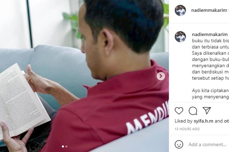 Tangkapan layar Mendikbud Nadiem Makarim sedang membaca buku di waktu senggangnya.