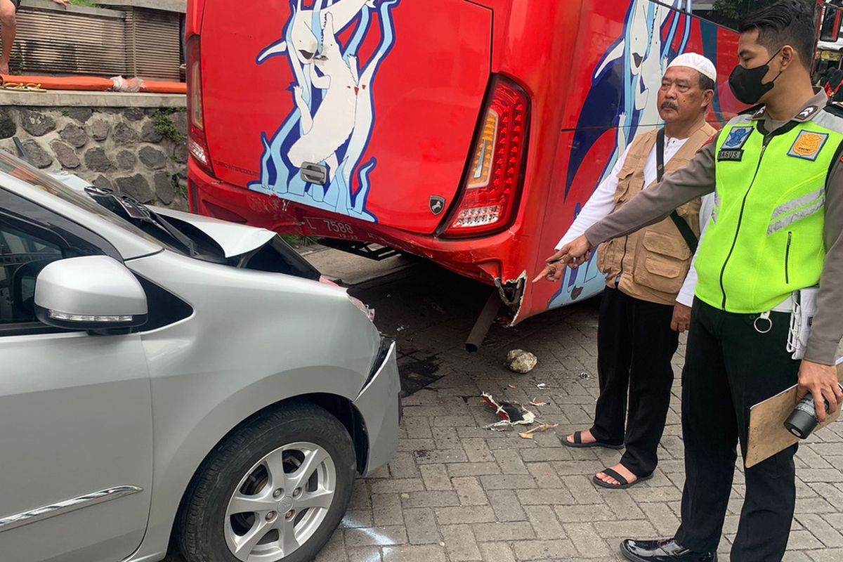 Polisi menunjukkan tempat enam orang siswa tergencet kendaraan di jalan menuju kompleks makam Sunan Giri, di Desa Klangonan, Kecamatan Kebomas, Gresik, Jawa Timur, Senin (26/12/2022).