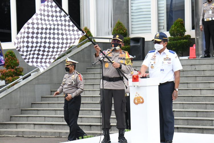 Kepala Korps Lalu Lintas (Kakorlantas) Polri, Irjen Pol Istiono melepas Perwira Pengamat Wilayah (Pamatwil) untuk mengawal Operasi Lilin 2020 di Lapangan NTMC Polri, Cawang, Jakarta Timur, Senin (21/12/2020).