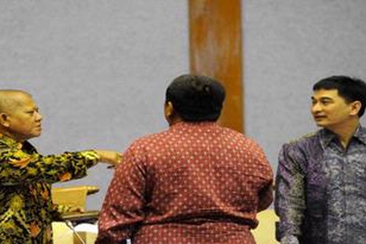 Ketua Badan Legislasi (Baleg) DPR Ignatius Mulyono (kiri) berbincang dengan Wakil Ketua Baleg DPR Achmad Dimyati Natakusumah (kanan) usai rapat pleno membahas RUU tentang Perubahan Atas UU Nomor 42 Tahun 2008 tentang Pemilihan Umum Presiden dan Wakil Presiden di Kompleks Parlemen, Senayan, Jakarta, Selasa (4/12/2012). Pengambilan keputusan terhadap RUU Pilpres tersebut ditunda hingga masa sidang berikutnya, karena mayoritas fraksi meminta penambahan waktu untuk pembahasan lebih dalam.

