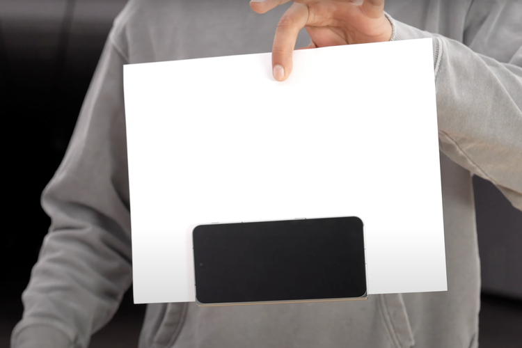 Demo untuk menguji engsel lipatan dari OnePlus Open dengan menjepit selembar kertas