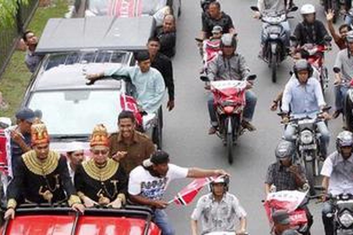 Pasangan Kandidat Gubernur/Wakil Gubernur Aceh dari Partai Aceh (PA), Zaini Abdullah-Muzakir Manaf, bersama pendukungnya berkonvoi menuju Kantor Komisi Independen Pemilihan (KIP) Aceh, Banda Aceh, Jumat (20/1/2012).  
