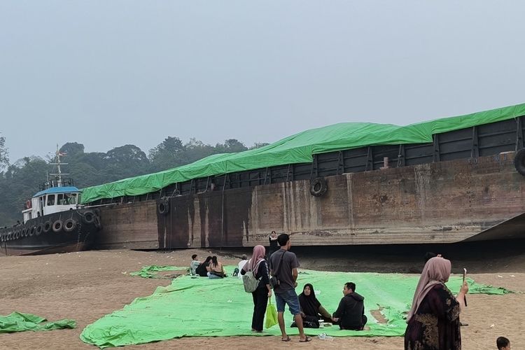 Sungai Kapuas Surut Drastis, Hamparan Pasir di Sekadau Jadi Tempat Wisata Dadakan