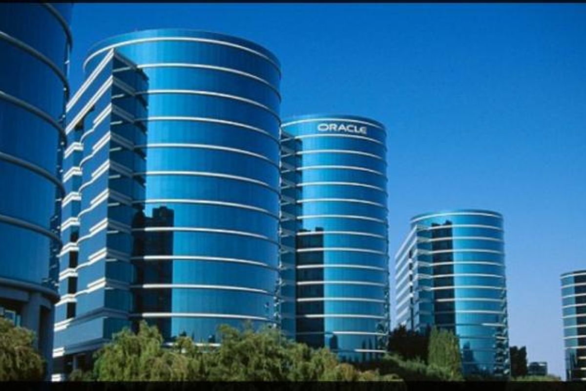 Gedung futuristik milik Oracle, salah satu dari puluhan kantor perusahaan mewah di Silicon Valley.