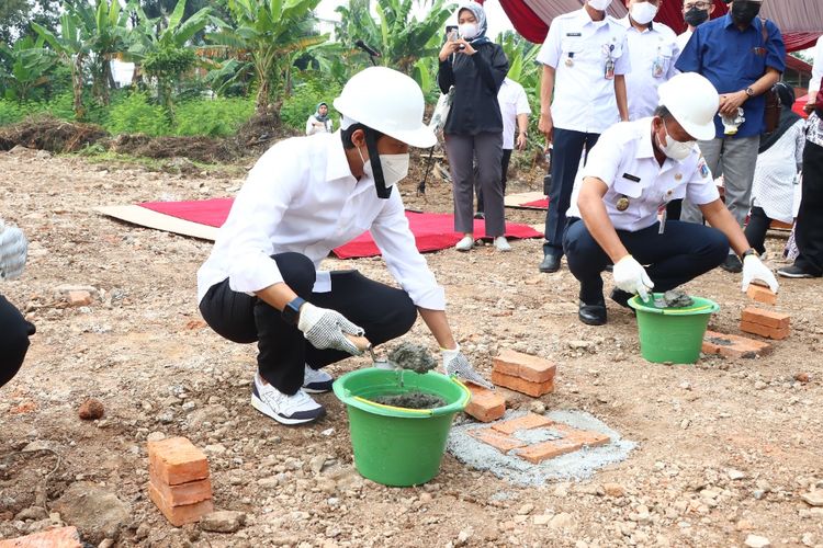 Wamen ATR/Waka BPN Raja Juli Antoni melakukan peletakan batu pertama pembangunan Kantor Pertanahan (Kantah) Kota Administrasi Jakarta Selatan (Jaksel) di Gedung eks Yappan Tanjung Barat, Jaksel, Rabu (3/8/2022).
