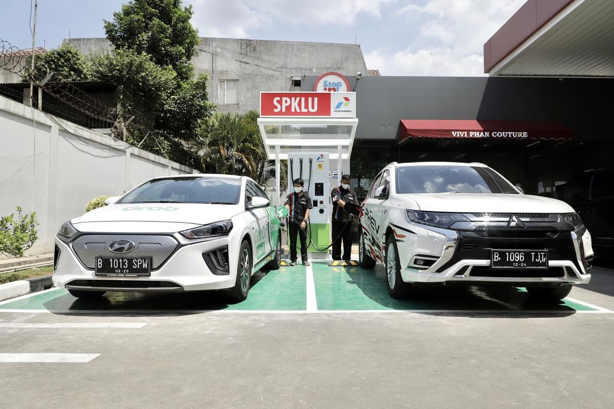 Ilustrasi mobil BEV dan PHEV yang sedang diisi ulang dayanya di SPKLU milik Pertamina