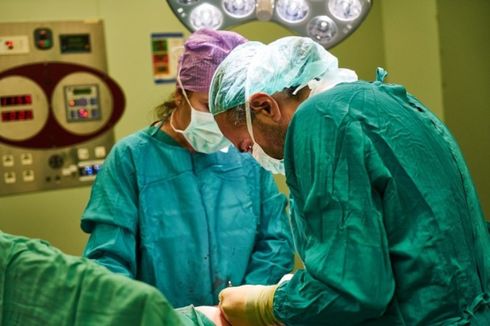 Patut Disimak, Ini Alasan Dokter Pakai Baju Warna Hijau saat Operasi