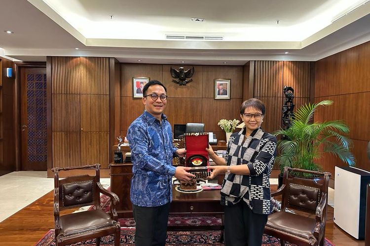 Duta Besar Luar Biasa dan Berkuasa Penuh RI untuk Bulgaria merangkap Albania dan Makedonia Utara Iwan Bogananta bersama Menteri Luar Negeri RI Retno Marsudi