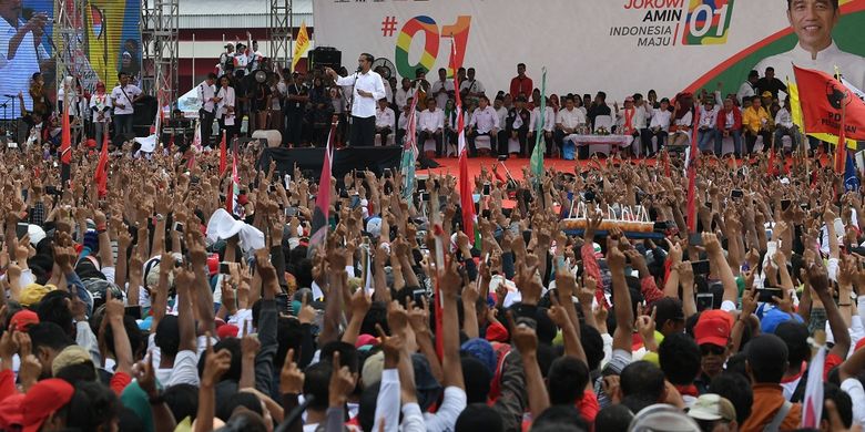 Calon Presiden nomor urut 01 Joko Widodo berorasi ketika kampanye terbuka di GOR Satria, Purwokerto, Banyumas, Jawa Tengah, Kamis (4/4/2019). Jokowi mengajak pendukung untuk memerangi hoaks dan memenangkan pasangan Jokowi-Maruf Amin pada pilpres mendatang. ANTARA FOTO/Wahyu Putro A/aww.
