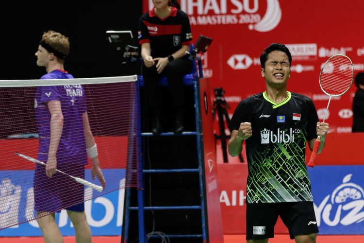 Tunggal putra Indonesia, Anthony Ginting bertanding melawan tunggal putra Denmark, Anders Antonsen  pada pertandingan final Daihatsu Indonesia Masters 2020 di Istora Senayan Jakarta, Minggu (19/1/2020). Anthony Ginting tampil sebagai juara setelah menang 17-21, 21-15, dan 21-9.