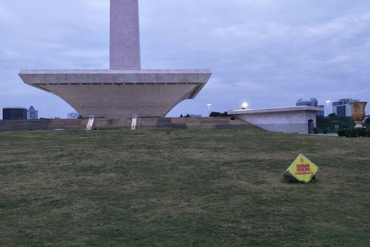 Pagar taman atau pagar pembatas rumput di kawasan Monas, Jakarta Pusat, telah dicopot.  Foto diambil Kamis (11/12/2018).