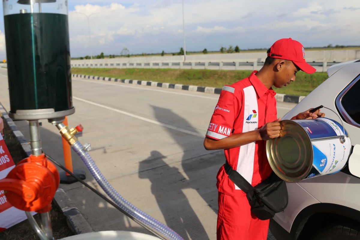 Petugas Mengisi bahan bakar di kios Pertamina di Jalan Tol Cikopo-Palimanan (Cipali), Jawa Barat, Kamis (15/6/2017). Kios Pertamina ini menyediakan BBM kaleng Pertamax, Pertamina Dex, dan Dexlite.