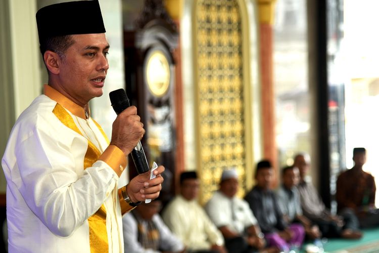   Menangis, Wagub Sumut Musa Rajekshah tak dapat menutupi kesedihannya saat menutup rangkaian acara MTQ Yayasan Haji Anif di Masjid Al Musanif di Jalan Cemara, Medan Estate, Kecamatam Percutseituan, Kabupaten Deliserdang, Sabtu (23/3/2019) malam