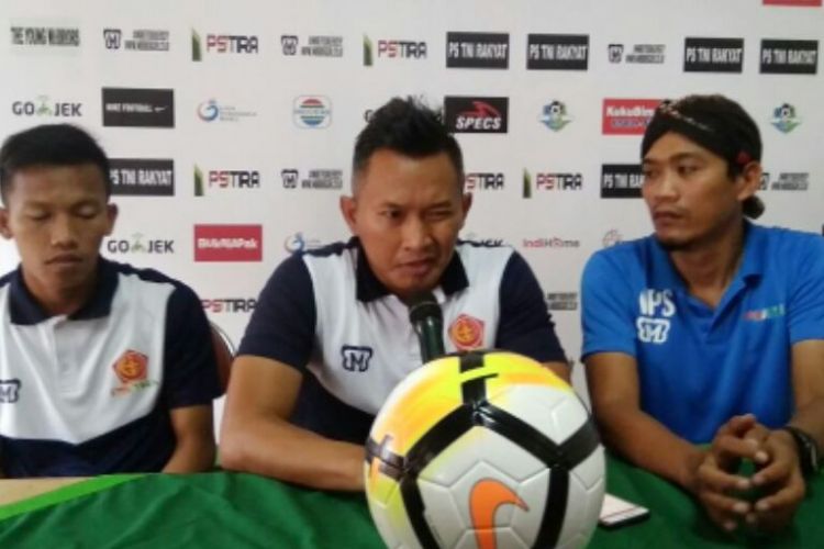 Pelatih PS Tira Rudy Eka Priambada dan pemain PS Tira, Firmansyah, saat jumpa pers