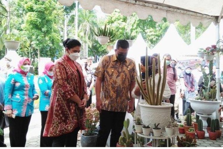 Wali Kota Medan Bobby Nasution dan istrinya Kahiyang Ayu lakukan aksi borong di acara PKK, Rabu (1/4/2021). Keduanya tampak kompak mengenakan batik.

