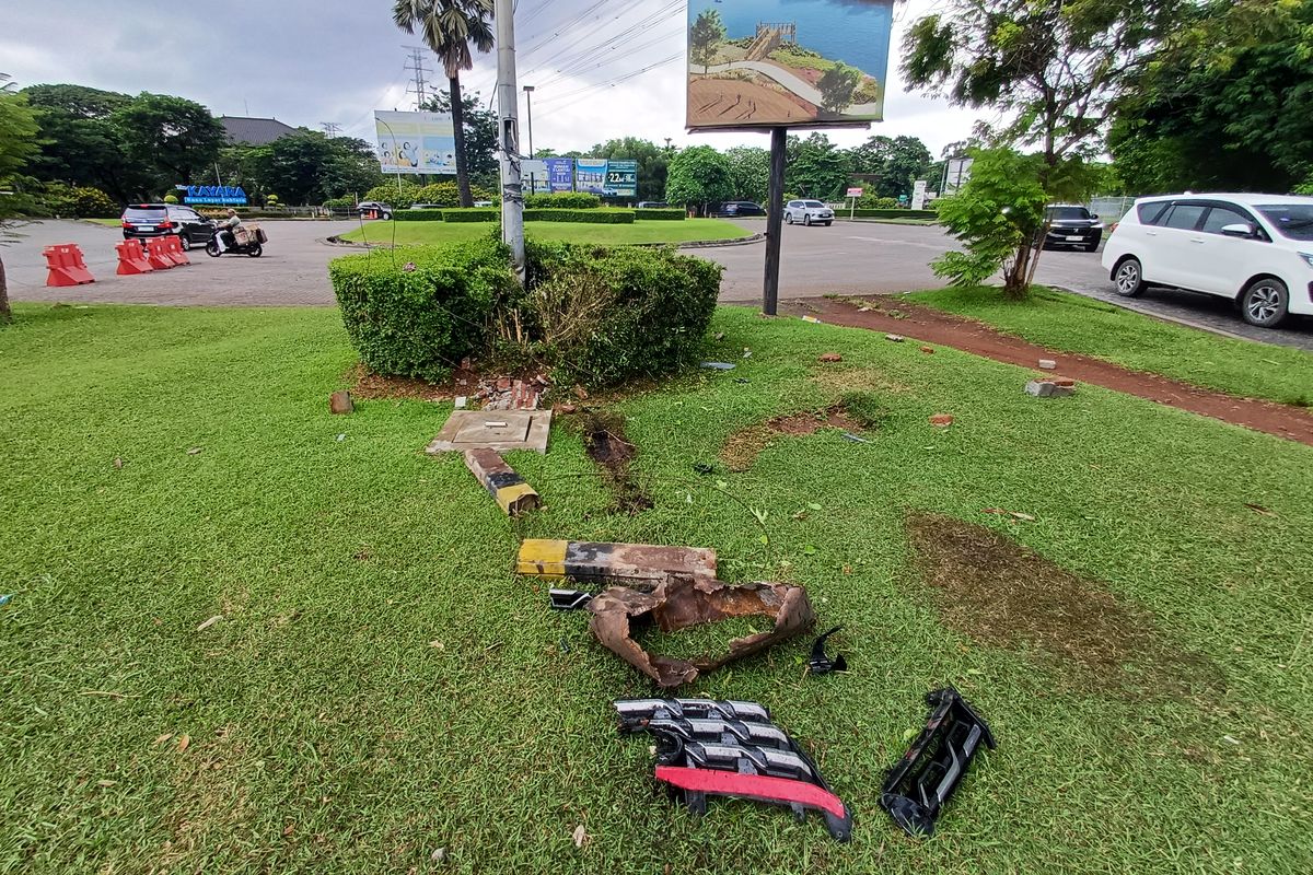 Kondisi TKP kecelakaan di Jalan Marina Raya PIK, Penjaringan, Jakarta Utara, Selasa (24/3/2026). Fortuner menabrak dua mobil dan empat sepeda motor hingga mengakibatkan dua orang tewas.