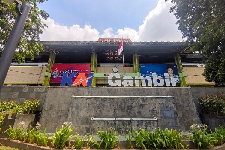 Stasiun Gambir, akses transportasi dari Jakarta menuju Jember.