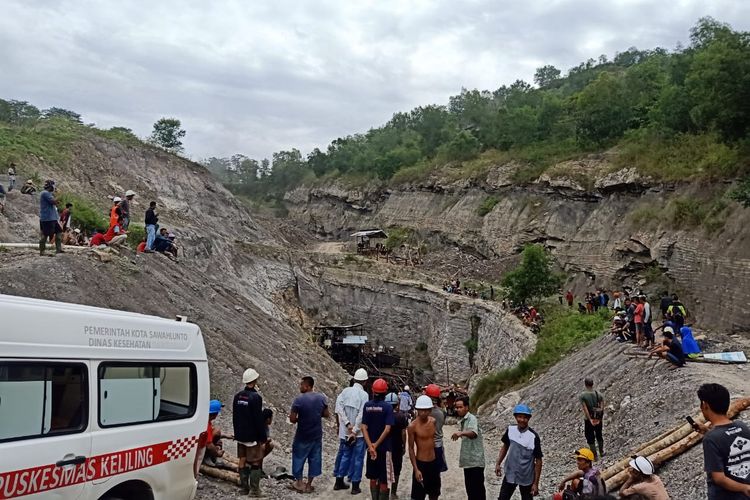 Lokasi ledakan tambang batubara di Talawi, Sawahlunto, Sumatera Barat, Jumat (9/12/2022). 12 pekerja tertimbun.