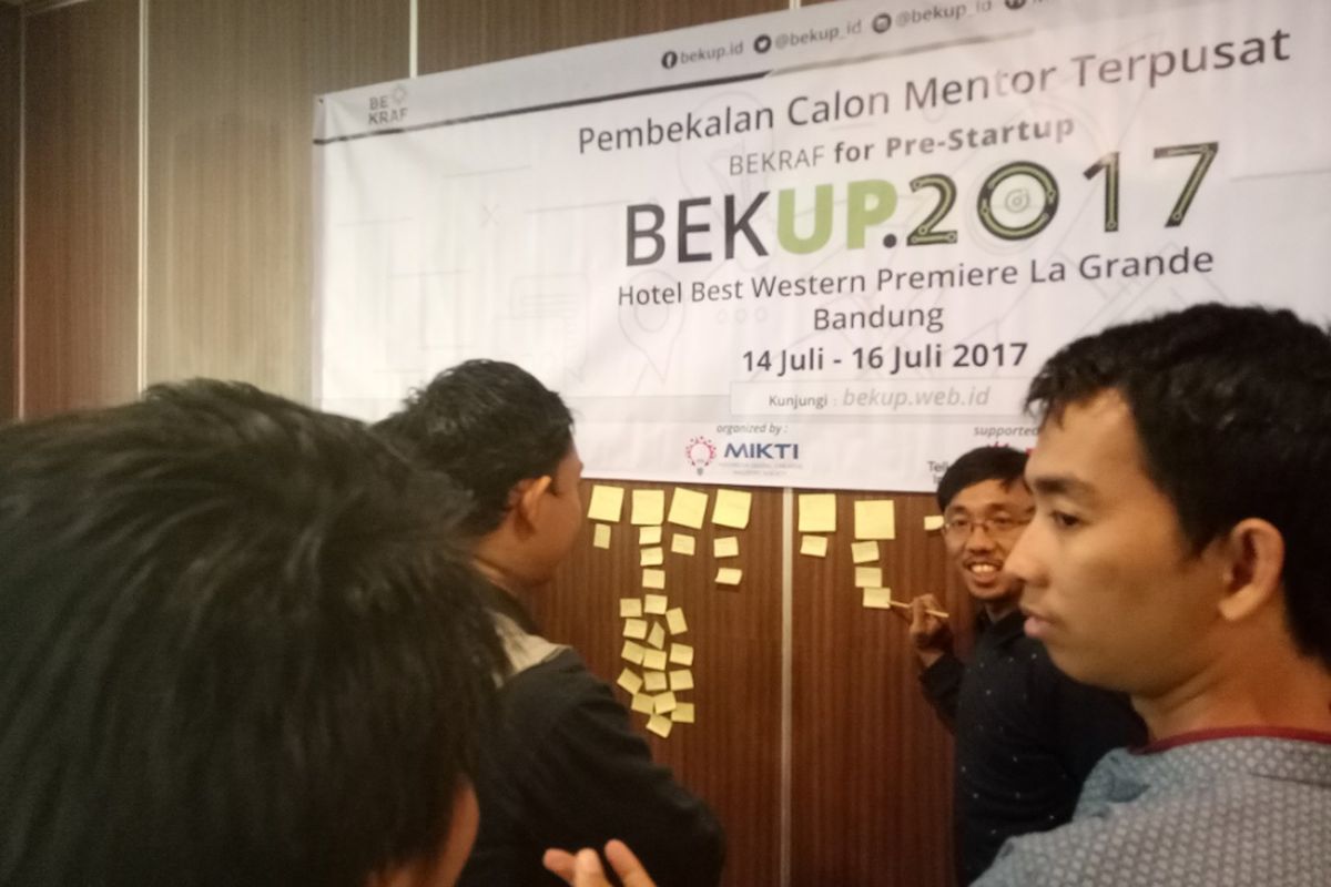 Suasana Pembekalan Mentor Terpusat Program Teknis BEKUP 2017 yang sedang membahas Agile Development oleh Rizky Sayiful, CEO AgileCampus.org