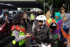 Ditegur Polwan Berkebaya, Pengendara Motor di Jatinegara Senyum-senyum