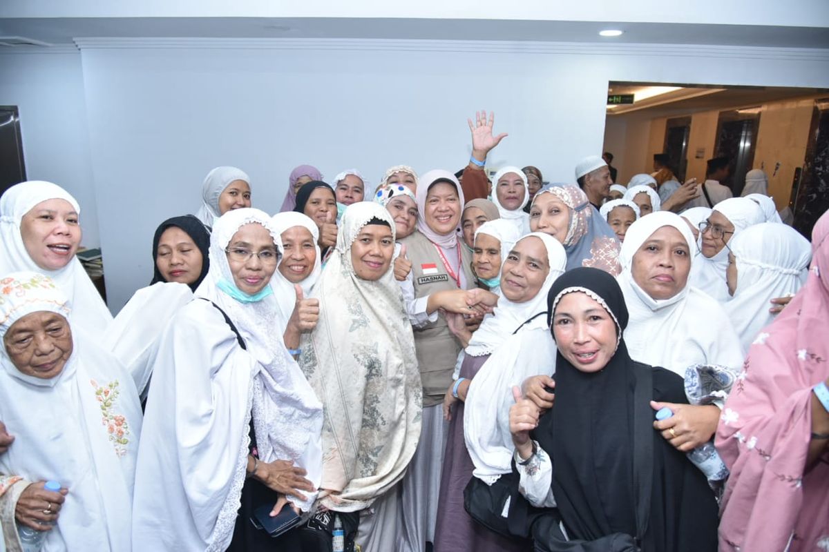 Anggota Komisi IX Dewan Perwakilan Rakyat (DPR) Republik Indonesia (RI) Hasnah Syam MARS saat mengunjungi Pemondokan Haji asal Kabupaten Barru di Hotel Mina View dalam rangka bersilaturahmi dengan jemaah haji asal Barru di Mekkah, Arab Saudi, Minggu (25/6/2023).
