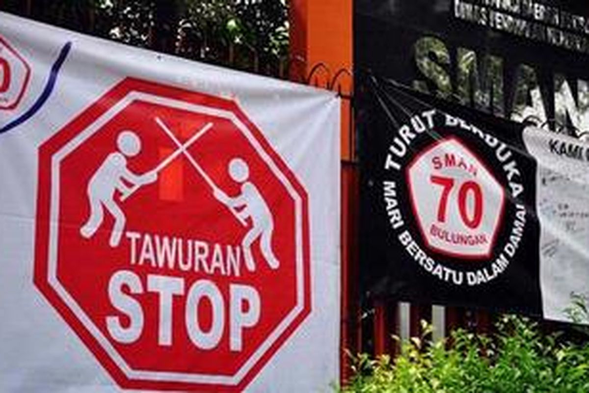 Spanduk stop tawuran terpampang di SMA 70 Jakarta, Jakarta Selatan, Senin (1/10/2012). Para siswa SMAN 70 Jakarta melakukan aksi tabur bunga dan meletakan karangan bunga di Bundaran Bulungan. Acara ini juga bertujuan untuk perdamaian konflik antara SMA 6 dengan SMA 70 yang sudah berlangsung lama. KOMPAS IMAGES/ANDREAN KRISTIANTO