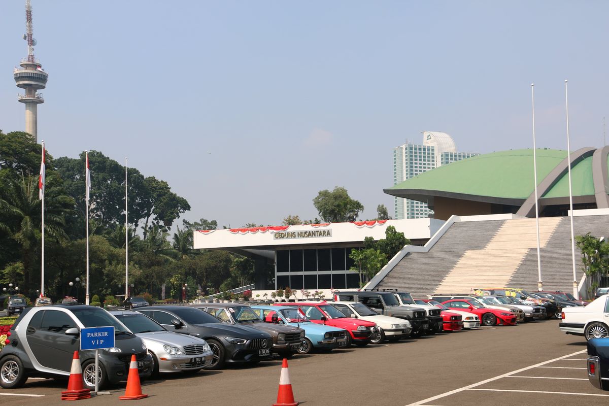 Deretan mobil display tamu dan undangan, (ki-ka) Smart ForTwo (KRMT Roy Suryo), Mercedes-AMG GT 53 (PT Mercedes-Benz Indonesia / AMG Club Indonesia), Suzuki Jimny (Motomobi dan Fitra Eri), BMW E30 (Akbar Rais), BMW E36 Cabriolet (Dean Zen), Nissan Silvia (Garasi Drift)
