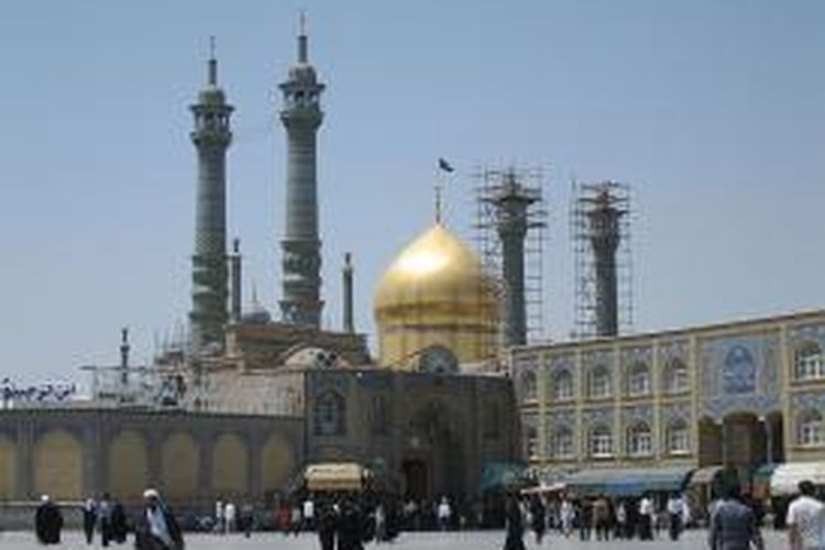 Masjid Fatemeh Masoumeh di Qom, Iran