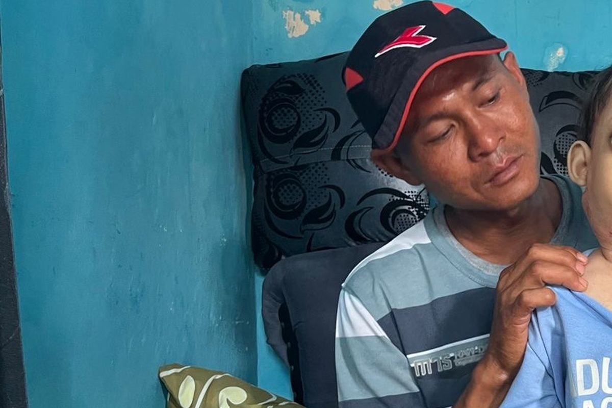 Kurnadi (41) menunjukkan kondisi anak keduanya, Vika Navadilla (5), yang menderita pembengkakan kelenjar getah bening atau limfadenopati di rumah mereka di Desa Rambatan Wetan, Kecamatan Lohbener, Kabupaten Indramayu, Jawa Barat, Minggu (7/9/2025).