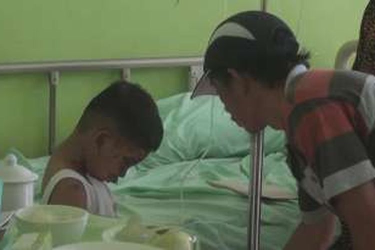 April, paman dari AR korban penyiraman air keras oleh ayahya sendiri membesuk AR di Rumah Sakit Umum Prabumulih. April mimta pelaku segera ditanglap