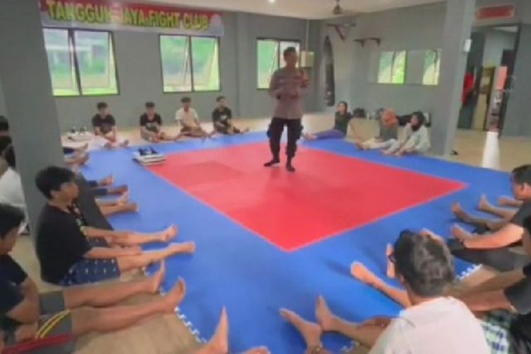 Polsek Cilandak menyediakan sasana tinju bagi anak muda cegah narkoba dan tawuran, Jakarta, Selasa. (27/9/2022) 