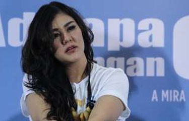 Sissy Priscillia Rela Repot di Lokasi "Shooting" Film "AADC? 2"