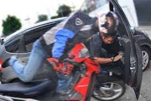 Bikers Wajib Waspada Lihat Mobil Parkir di Pinggir Jalan, Antisipasi Pintu Terbuka