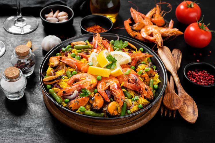 Paella adalah nasi yang dibumbui safron dan dimasak bersama daging, seafood, serta sayur. 