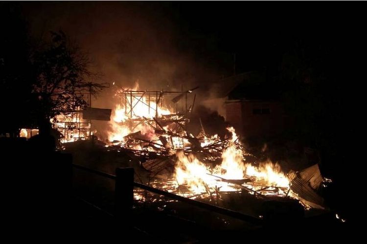 Kebakaran setidaknya telah menghanguskan lima rumah di Desa Samili, Kecamatan Woha, Kabupaten Bima, NTB, Senin malam (15/5/2017)