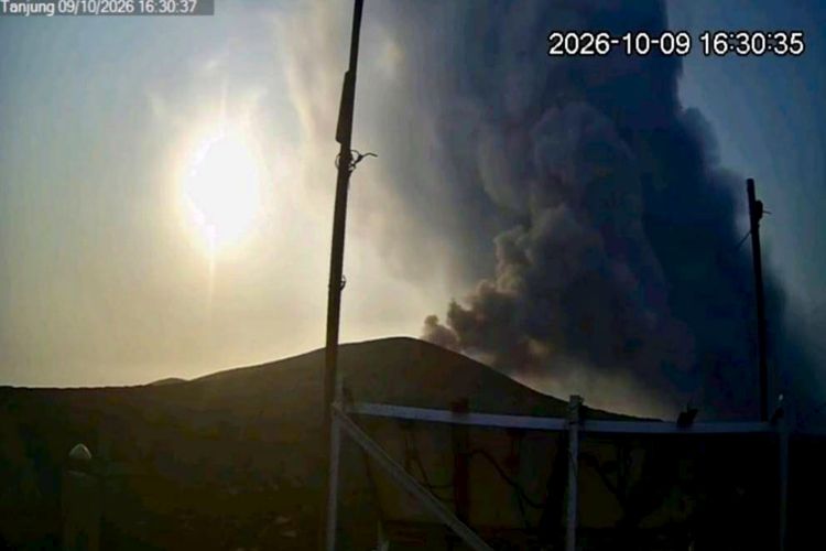 Dua Kali Erupsi dalam 13 Menit, Anak Krakatau Semburkan Abu Tebal hingga 407 Meter di Atas Laut