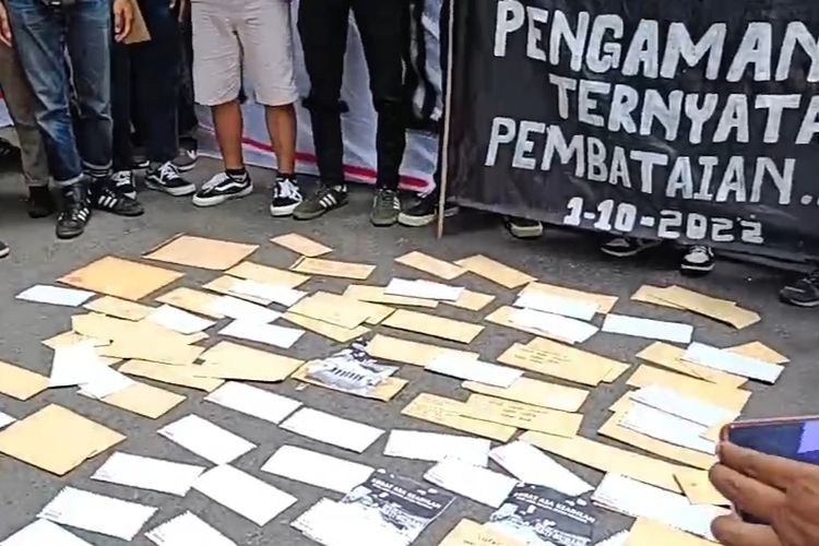 Ratusan Aremania mendatangi Kantor Pos Cabang Malang di Jalan Merdeka Selatan, Kota Malang pada kamis (17/11/2022). Mereka mengirim lebih dari 500 'Surat Asa Keadilan Dari Arek Malang untuk Presiden'. 