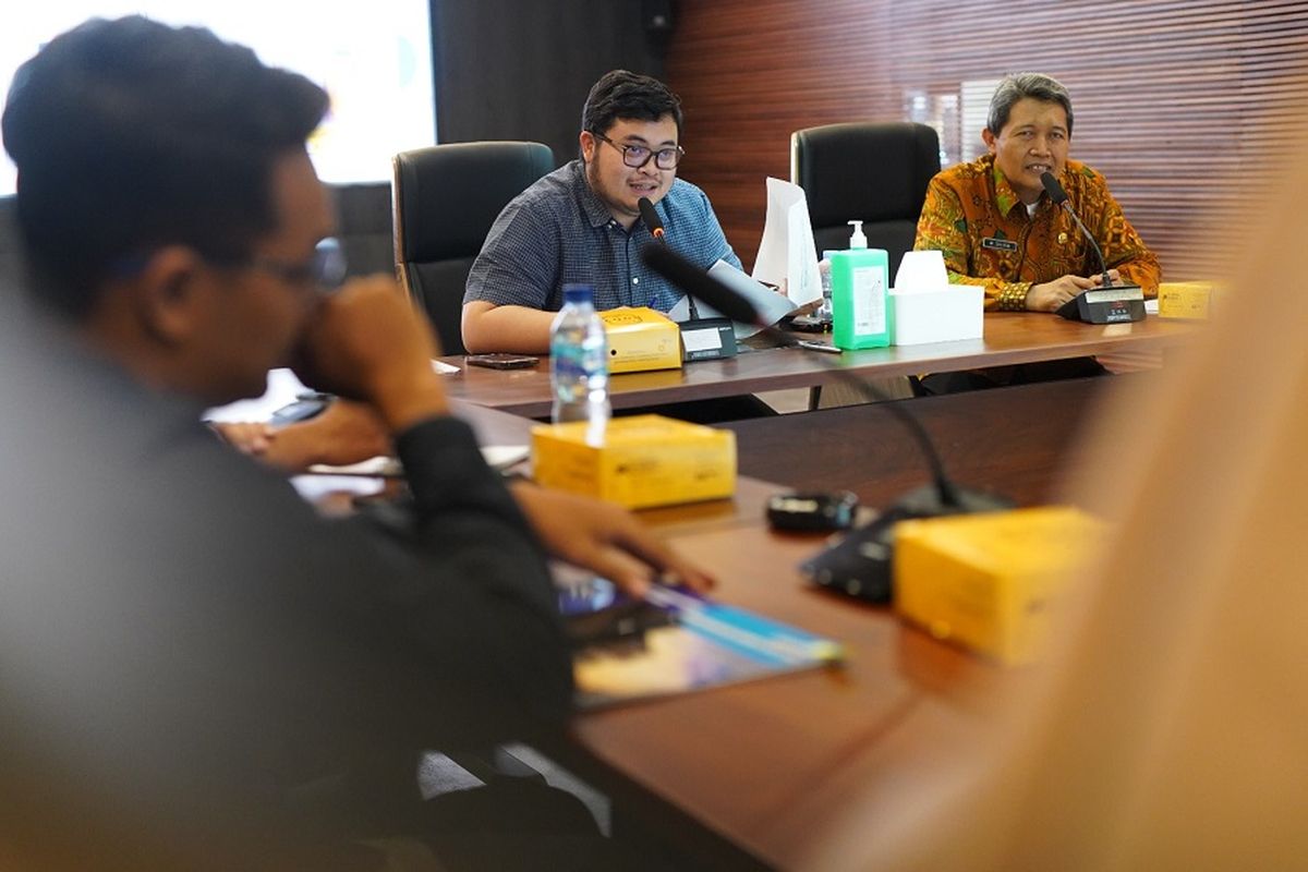 Keterangan foto 1: Bupati Kediri Mas Dhito saat berdiskusi bersama tim lintas sektor dan Kepala OPD di Kantor Pemkab Kediri, Jumat (28/4/2023). 