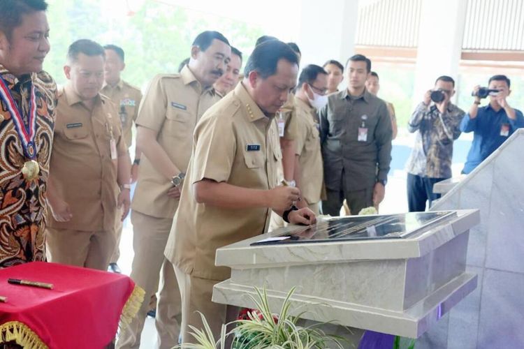 Mendagri Tito Karnavian meresmikan gedung perpustakaan digital di IPDN Kampus Jatinangor, Sumedang, Jabar, Selasa (10/1/2023). AAM AMINULLAH/KOMPAS.com