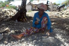 Cerita Wanita-wanita Penambang Batu di Buton Selatan