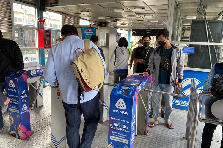 Suasana pintu masuk Halte Transjakarta Harmoni, Jakarta Pusat usai adanya kebijakan tap in tap out bagi para penumpang. Tampak tidak ada antrean penumpang pada Rabu (5/10/2022) pagi. 