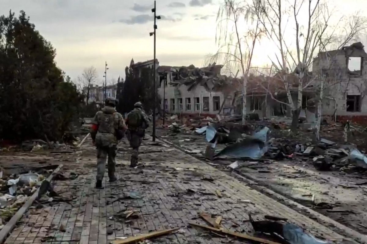 Tentara Rusia berjalan di depan bangunan-bangunan yang hancur akibat perang Rusia-Ukraina di Sudzha, wilayah Kursk, 13 Maret 2025. Rusia menilai jaminan keamanan yang diminta Ukraina hanya memicu provokasi baru dan garansi bahaya bagi Eropa.