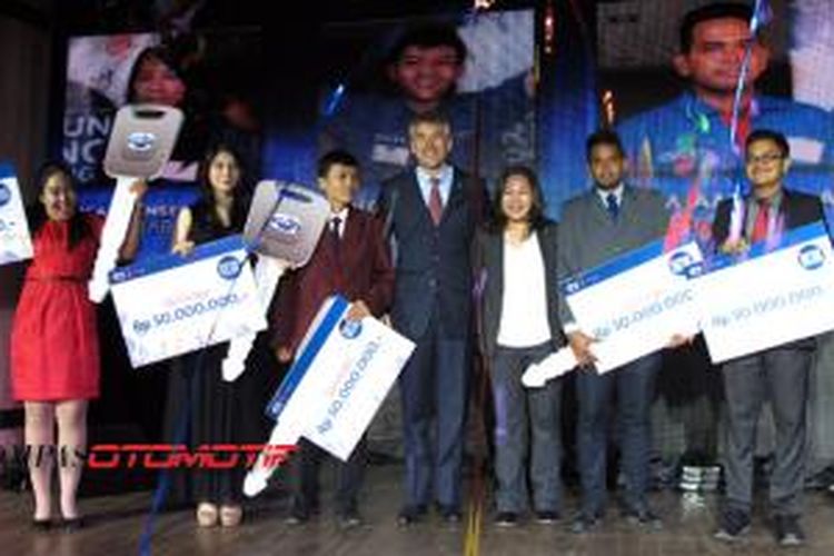 Lima pemenang Datsun Rising Challange bersama Indriani Hadiwidjaja, Head of Datsun Indonesia dan Vincent Cobee, Corporate Vice President Datsun Business Unit.
