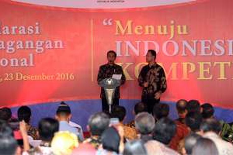 Presiden Republik Indonesia, Joko Widodo (kiri) dan Direktur urusan eksternal PT HM. Sampoerna Tbk, Yos Ginting saat Deklarasi Pemagangan Nasional Menuju Indonesia Kompeten di Karawang, Jawa Barat, Jumat (23/12/2016).