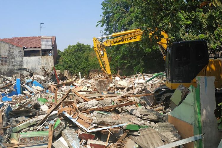 Rumah Atih (62), janda eks sopir pegawai Kementerian PUPR, penghuni pertama lahan yang digusur Pemerintah Kota Bekasi di Jalan Bougenville Raya RT 001 RW 011, Jakasampurna, Bekasi Barat, rata dengan tanah.