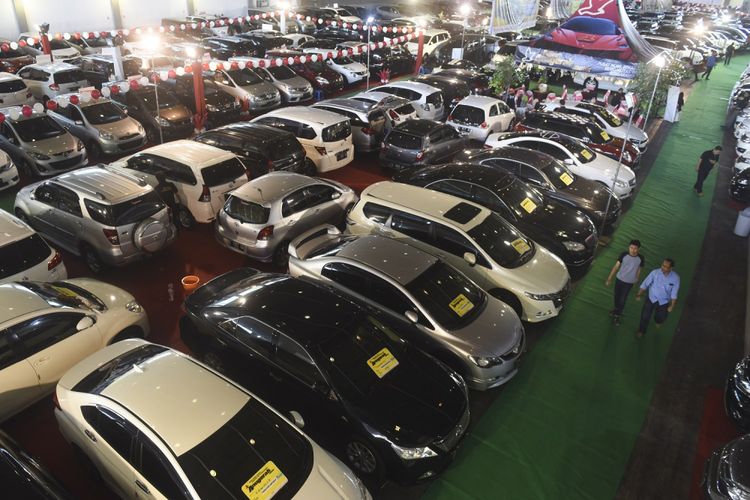 Pengunjung melihat mobil bekas yang dipamerkan di Bazar Mobil Bekas di JX International Convention Hall, Surabaya, Jawa Timur, Rabu (8/9/2017).  Bazar yang digelar puluhan showroom mobil bekas di Surabaya dan Sidoarjo ini diharapkan mampu meningkatkan daya beli masyarakat dan memenuhi kebutuhan masyarakat akan kepemilikan mobil.  ANTARA FOTO / Zabur Karuru / kye / 17 *** Teks Lokal ***  